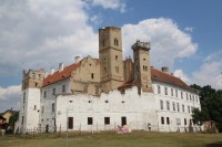 Pohled na břeclavský zámek z parku s dominantní vyhlídkovou věží