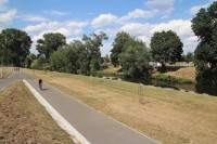 Cyklostezky vedou po obou březích řeky Svratky