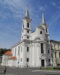 Ostřihom - barokní farní kostel a arcibiskupský palác