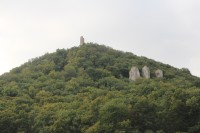 Děvín - skalní útvar Tři panny, na vrcholu zřícenina hradu Děvičky
