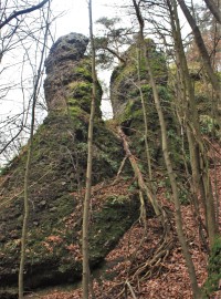 Další skalní útvary ve svahu údolí v blízkosti Krkaté báby