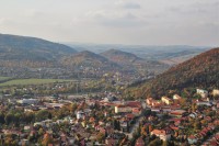 Pohled na střed města, za ním obec Předklášteří s vrcholky Čepičkou a Loučky