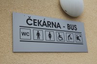 Informace před čekárnou na autobusovém nádraží