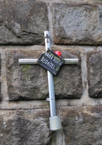 Malý křížek ve stěně pilíře připomínal dlouhé roky tuto tragédii