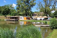 Pohled na rybník a restauraci Krčma