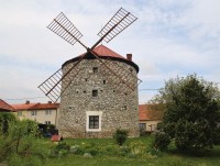 Kamenný válcový větrný mlýn