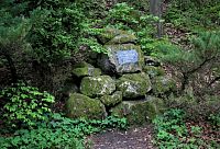 Památník Rudolfa Těsnohlídka v Těsnohlídkově údolí