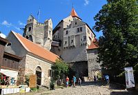 Venkovní hradní areál a objekty v přízemí hradu byly volně přístupné