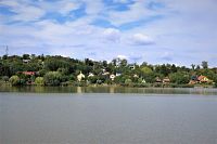 Celkový pohled na rybník Šimlochy a zahrádkářskou osadu