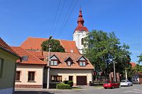 Dominantou Modřic a okolí je kostel sv. Gotharda