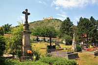Památkově cenný je i zdejší barokní hřbitov