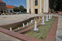 Zpívající fontána je poblíž kostela sv. Vavřince