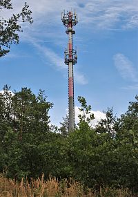 Pohled na vysílač ve vrcholové části hřebene