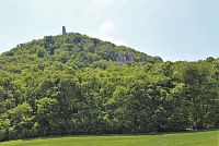 Pohled z cesty na skalní útvar Tři panny a zříceninu Dívčího hradu