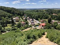 Pohled z vyhlídky do údolí Liběchovky a obec Želízy