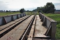 Tok Chvojnice přetíná železniční trať směřující ze Skalice do Holíče
