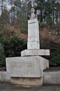 Pomník S. K. Neumanna na prostranství před Sokolovnou