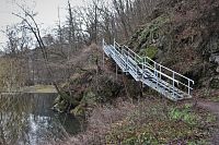 Po kovovém schodišti překonává trasa osm metrů vysokou skálu nad řekou