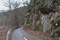 Cyklostezka prochází pod mohutnou skalní stěnou