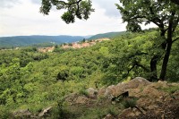 Pohled z jižní hrany plošiny na dolní část obce Babice