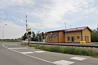 Kolem stanice vede hlavní komunikace I/40 z Mikulova do Břeclavi