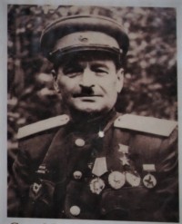 Gardový generálmajor Maxim Jevsejevič Kozyr  (převzato z informační tabule)