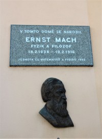 Brno-Chrlice - pamětní deska Ernsta Macha
