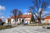 Náves v Čebíně s kostelem sv. Jiří