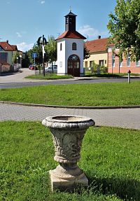 Kamenná váza je posledním pozůstatkem bývalého zámku