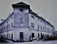 Historický snímek nároží bývalého zámku