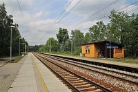 Železniční trať po rekonstrukci s novým objektem zdejší zastávky ve směru na Křižanov