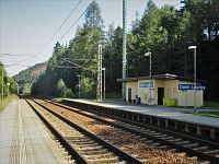 Železniční trať po rekonstrukci s novým objektem zdejší zastávky ve směru na Tišnov