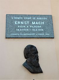 Pamětní deska Ernsta Macha na budově zámku