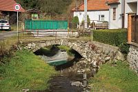 Kamenný most přes potok v obci