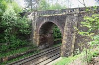 Původní kamenný most nad železniční tratí
