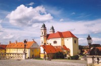 Valtice - kostel od zámku