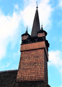 Kostelní čtyřboká věž s jehlancovým zastřešením se čtyřmi nárožními věžičkami