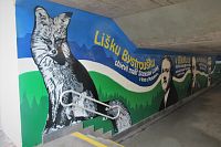 Výmalba stěn podchodu pod tratí, vzpomenuta je i zdejší liška Bystrouška