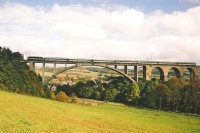 Most Míru z historické fotografie z roku 1996