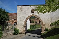 Vstupní brána do klášterního areálu Rosa coeli v Dolních Kounicích