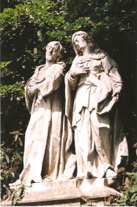 sochy u kostela