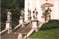 vstupní schodiště s galerií soch