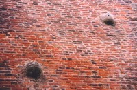 Kamenné koule ponechané v hradní stěně