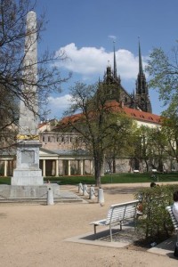 Brno - Obelisk v Denisových sadech, v pozadí chrám sv. Petra a Pavla