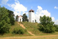 Vrchol Kalvárie s kaplí sv. Urbana a rozhlednou Dalibor