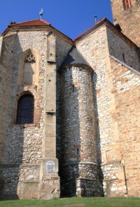 Schodiště se střílnami v gotické části kostela