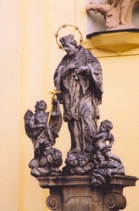 Sousoší sv. Jana Nepomuckého před kostelem