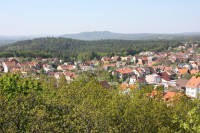 Pohled z rozhledny na Soběšice a vzdálený hřeben Babího lomu