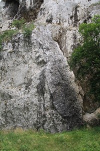 Výrazné skalní žebro v dolní části