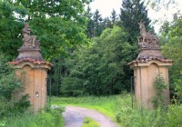 Karlov - vstupní brána bývalé obory